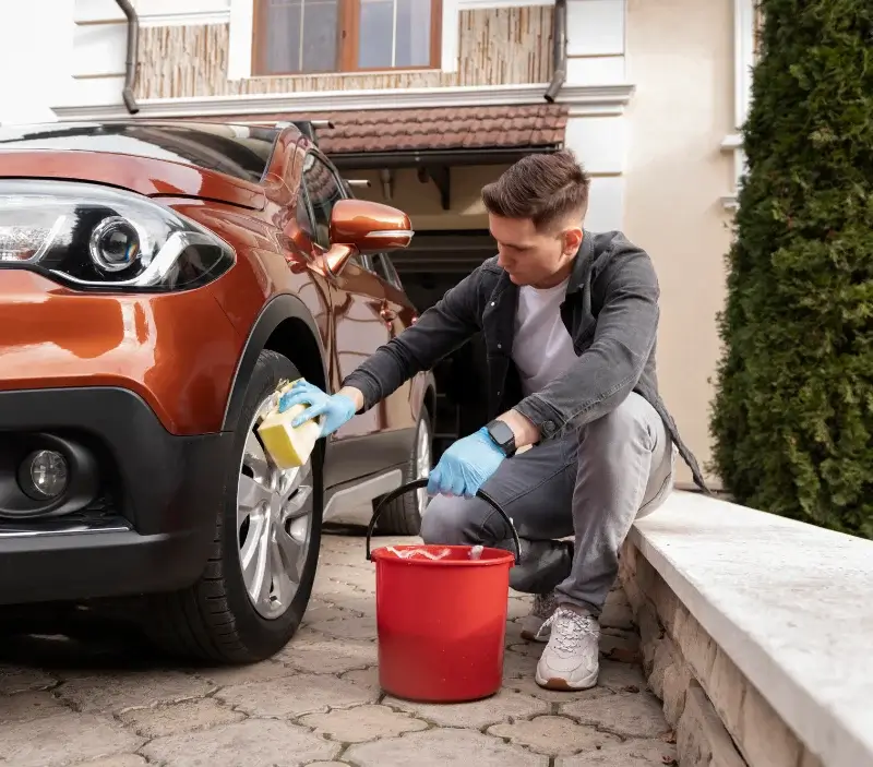 Lavage auto à domicile La Bazouge-du-Désert : professionnel intervenant sur un véhicule